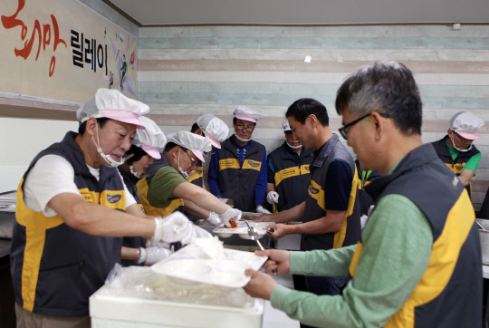 KB국민은행 봉사단은 11일 광주시 북구 두암동 무등종합사회복지관에서 구세군 자원봉사자, 무등종합사회복지관 직원들과 함께 지역 소외이웃을 위한 건강식 제공봉사활동을 실시하고 있다. KB국민은행 제공